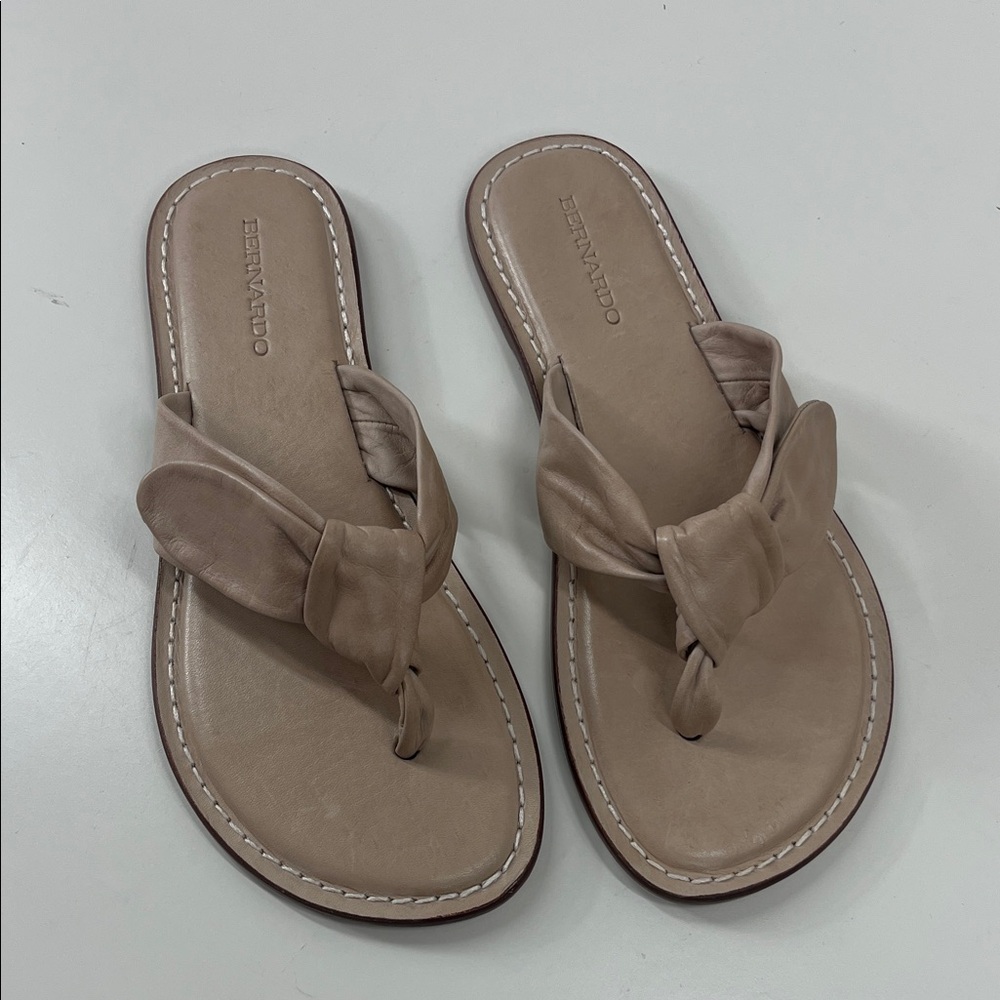 New BERNARDO Lillian Padded Bow Thong Flat Sandals Size 10 - Picture 2 of 5